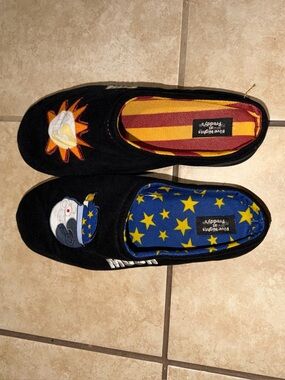 Five Nights At Freddy's Sun & Moon Mismatch
Slippers Hot Topic Exclusive